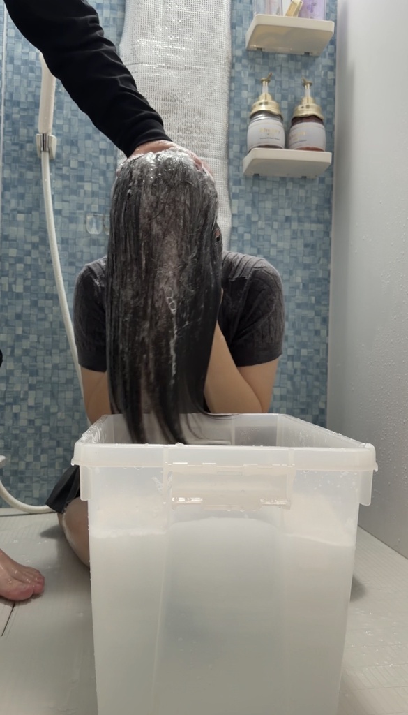 (ストーリー)震える後輩ちゃんに水責め&シャンプーしてみた(正面+斜めアングル)16:30