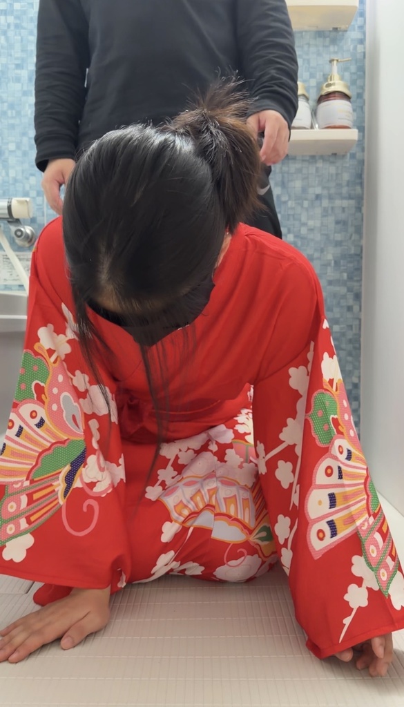 初めて和服を着た後輩ちゃんのまとめ髪をほどいて洗ってみた（正面アングル）8:36