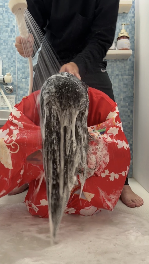 初めて和服を着た後輩ちゃんのまとめ髪をほどいて洗ってみた（正面＋上アングル）17:06