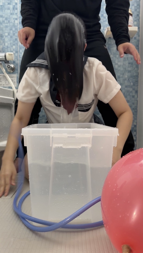 （チャレンジ）後輩ちゃんが桶に潜りながら潜っている間に風船を膨らませて割れるかチャレンジ（正面アングル）4:23