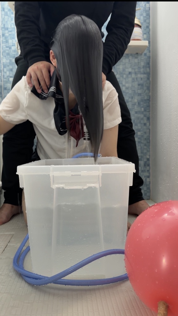 チャレンジ）後輩ちゃんが桶に潜りながら潜っている間に風船を膨らませて割れるかチャレンジ第二弾（正面＋上アングル）10:04