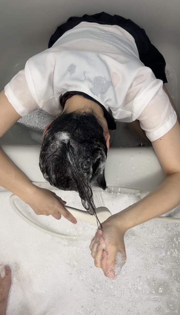 後輩ちゃんに内緒で気の済むまで無限シャンプーしてみた(上アングル)10:36
