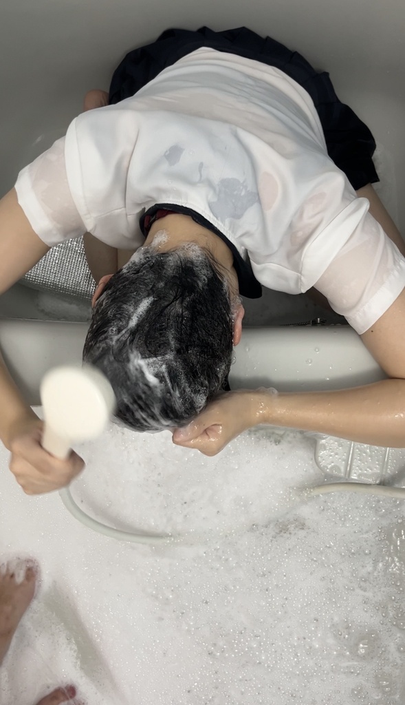 後輩ちゃんに内緒で気の済むまで無限シャンプーしてみた(上アングル)10:36