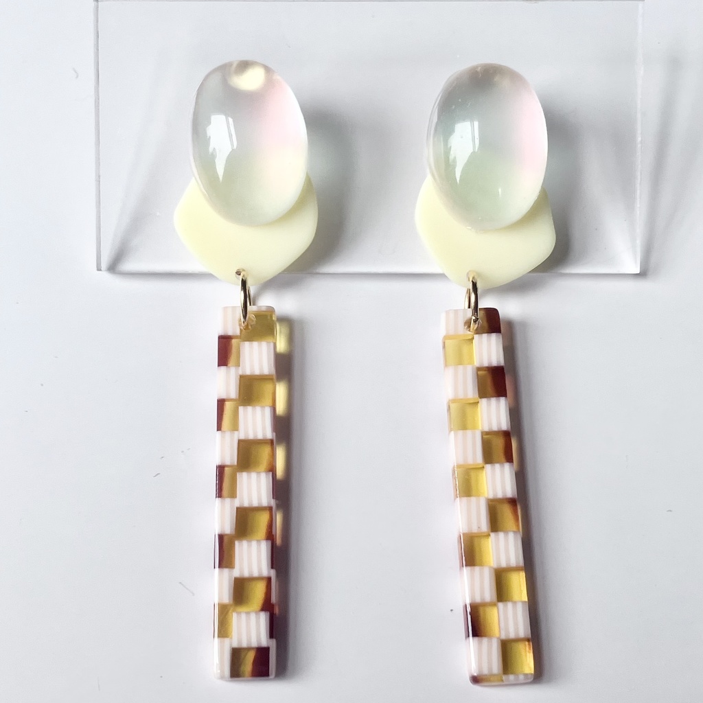 [アレルギー対応] チェッカー柄とうるつやカボションのイヤリング