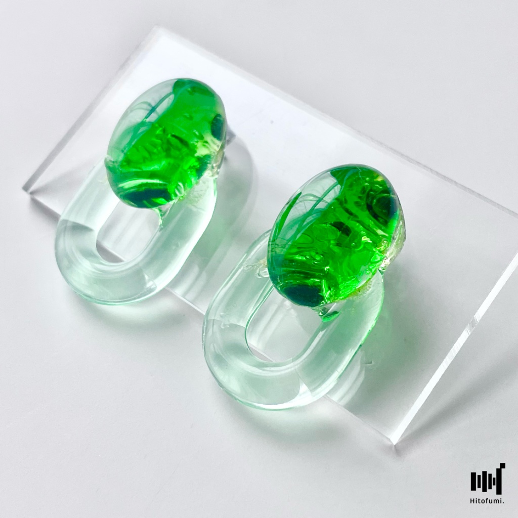 [アレルギー対応] グリーンのつやつやモノトーンイヤリング