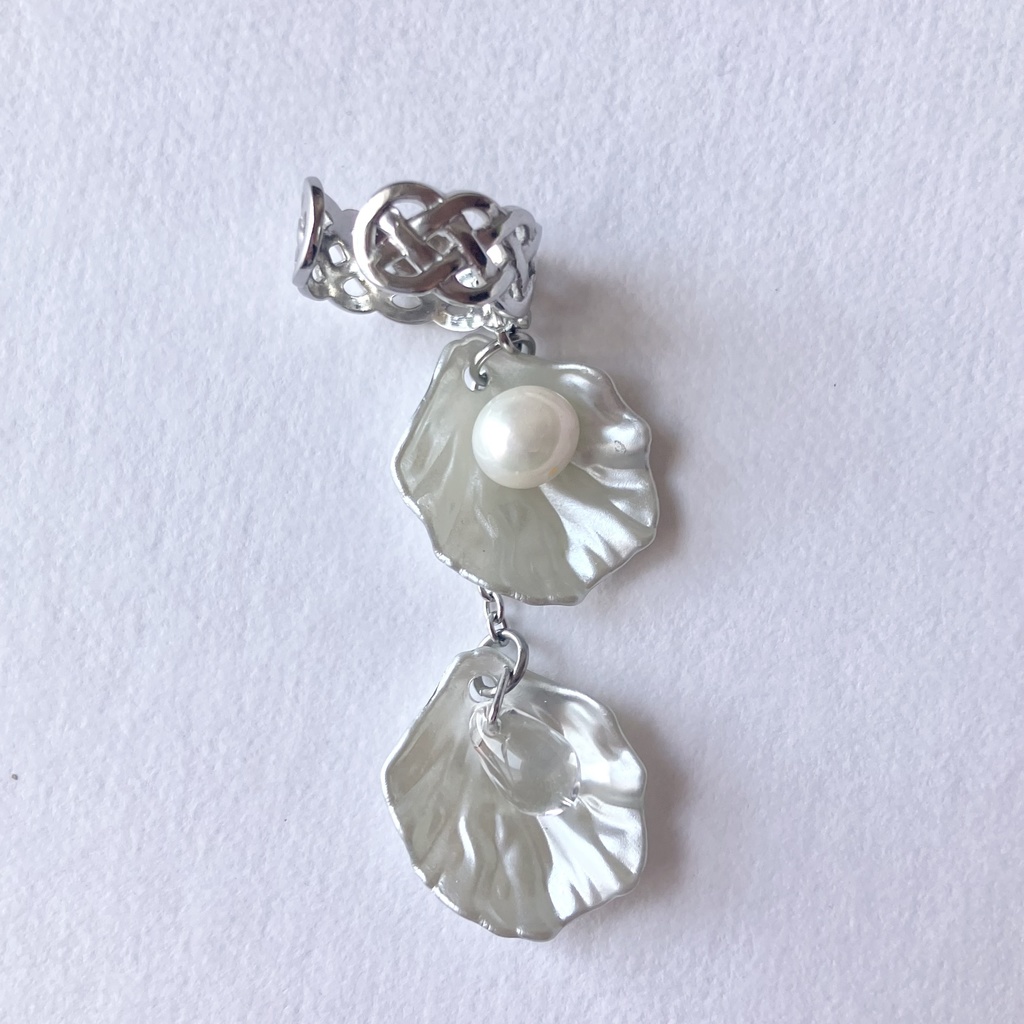 [アレルギー対応] 銀の花弁のイヤーカフ