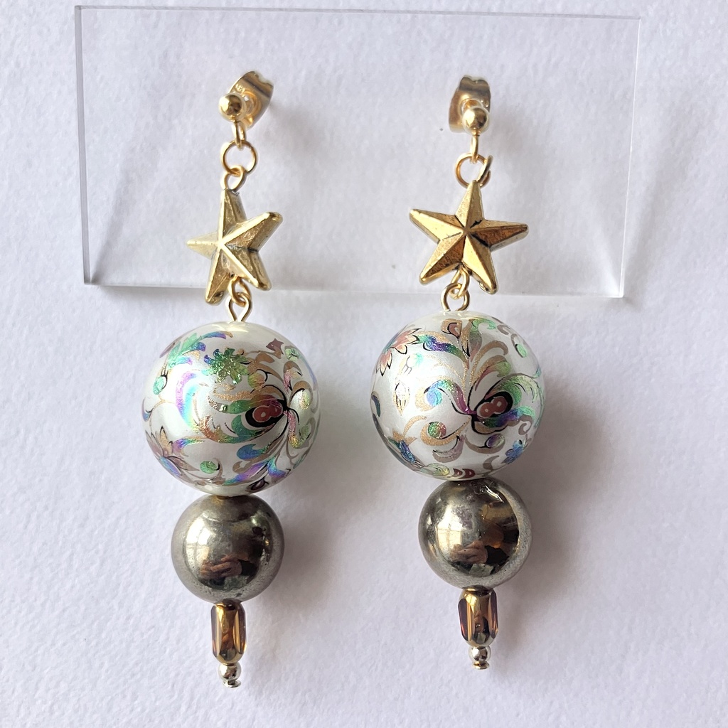 [アレルギー対応] オーナメントのイヤリング