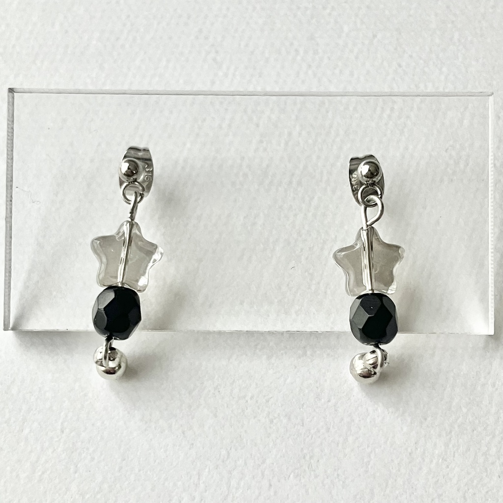 [アレルギー対応] スモークグレーのモノトーンスターイヤリング