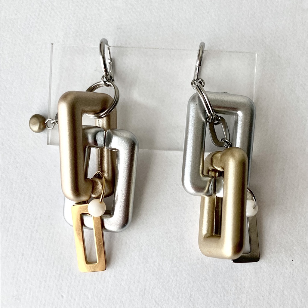 [アレルギー対応] ゴールドとシルバーのハンサムイヤリング