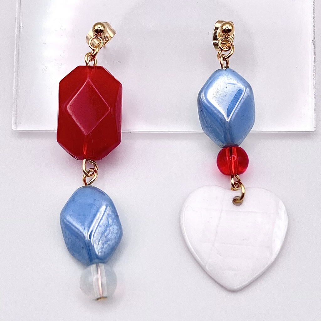 [アレルギー対応] チェリーレッドとスカイブルーのイヤリング