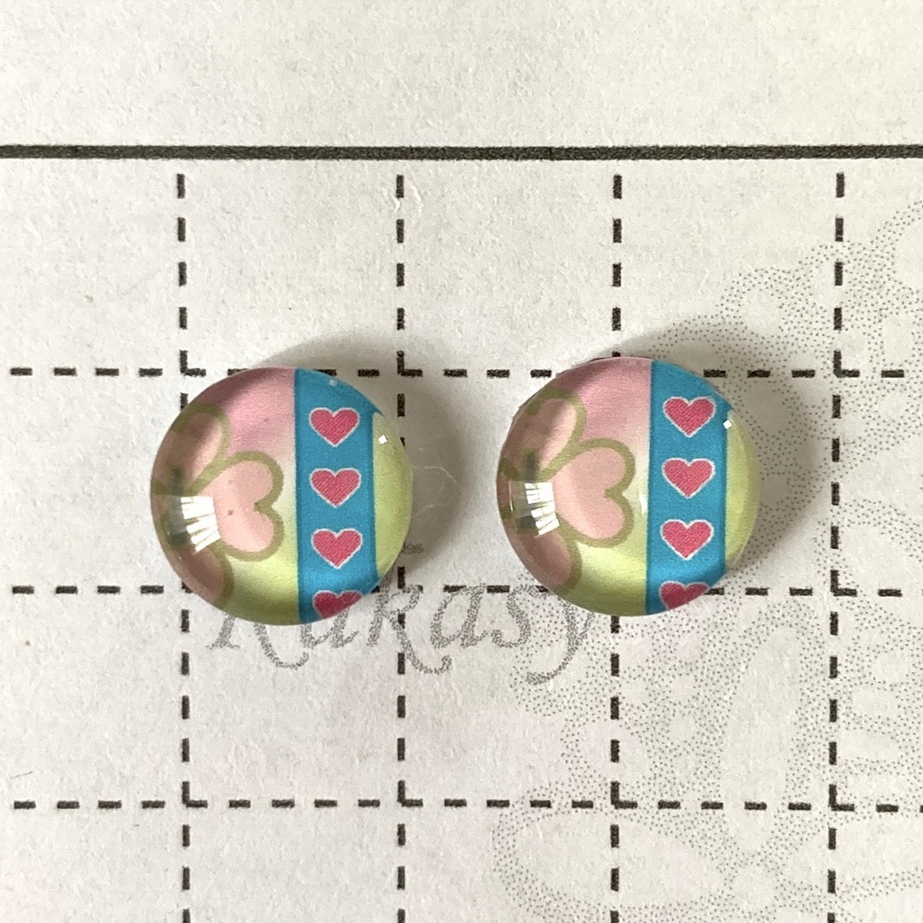 ★56鬼滅の刃★小ぶり♪ガラスカボション一粒スタッドピアス イヤリング 甘露寺蜜璃 かんろじみつり