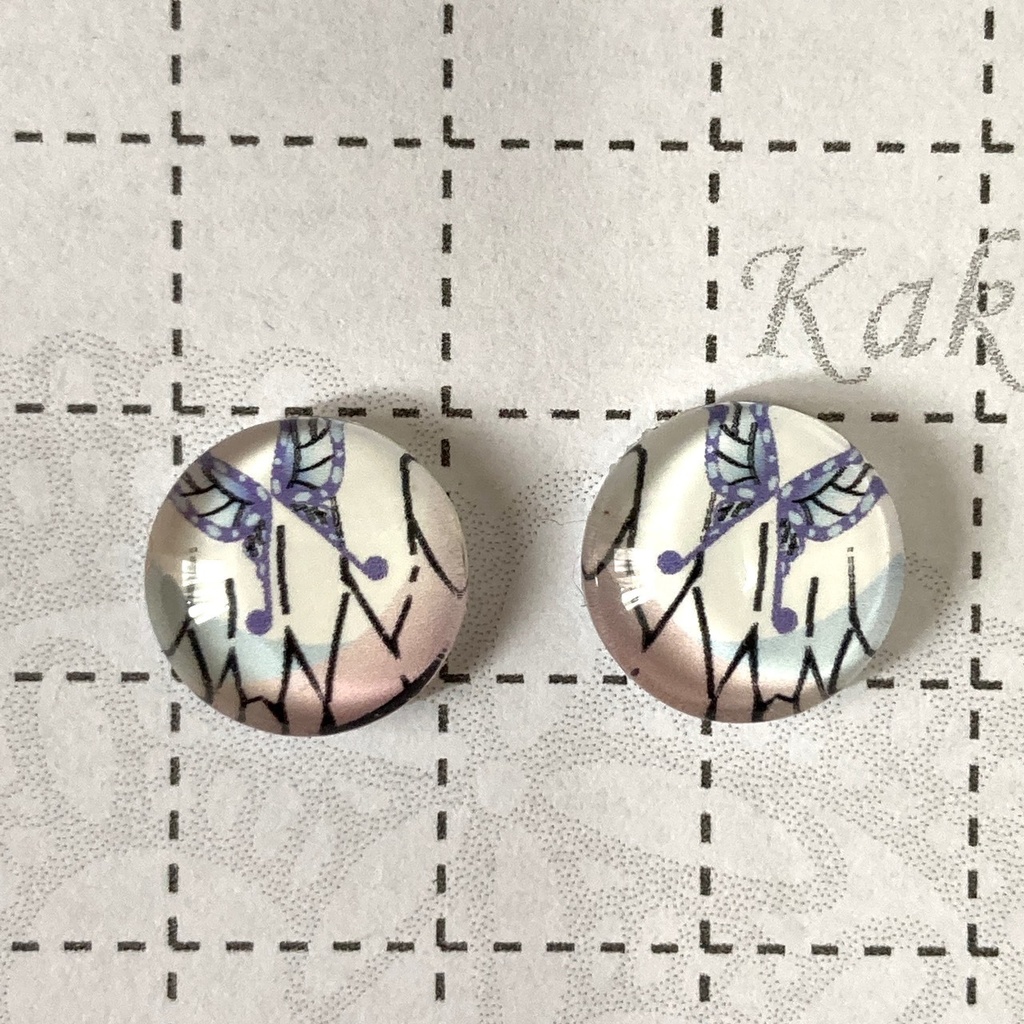 ★58鬼滅の刃★小ぶり♪ガラスカボション一粒スタッドピアス イヤリング 胡蝶しのぶ こちょうしのぶ