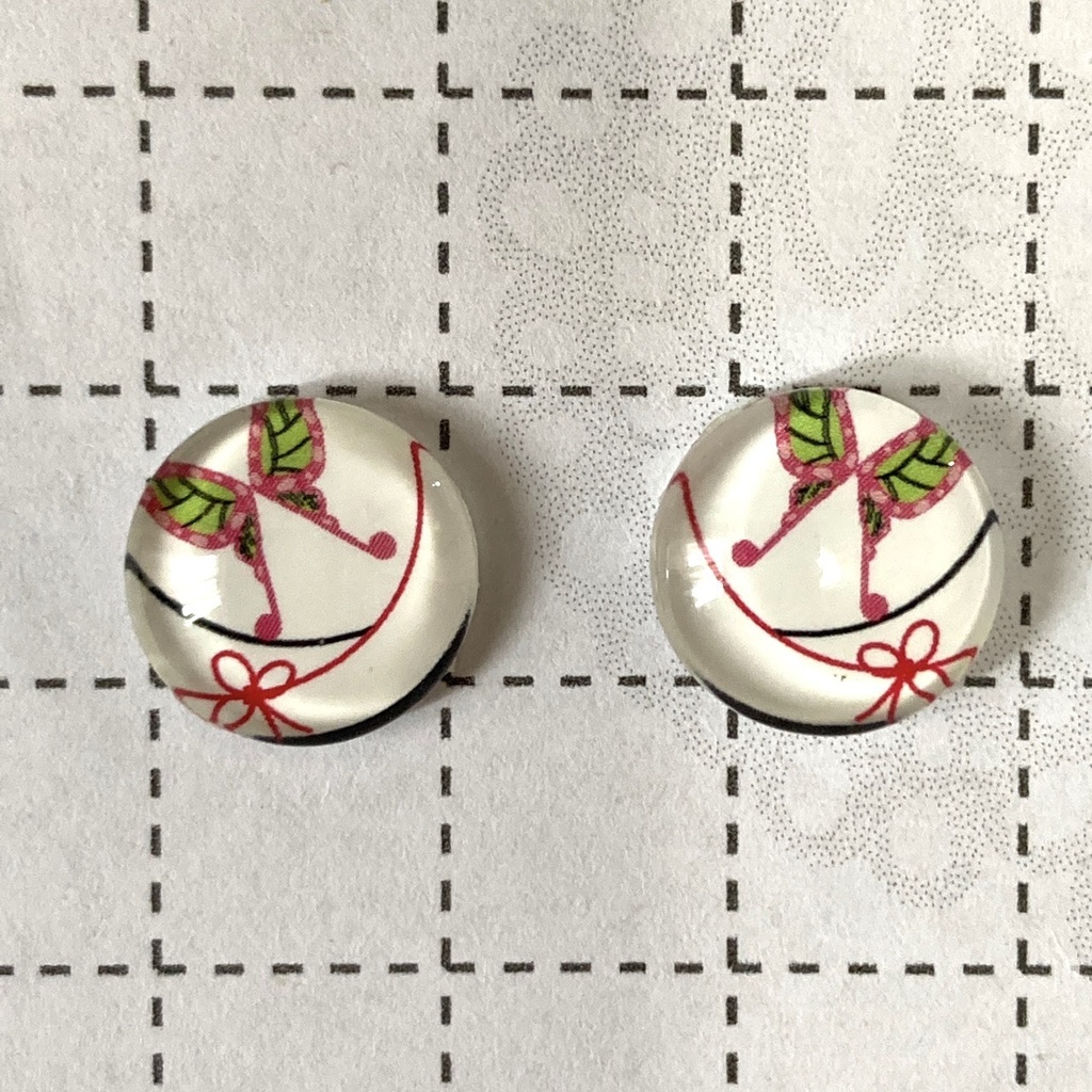 ★59鬼滅の刃★小ぶり♪ガラスカボション一粒スタッドピアス イヤリング 栗花落カナヲ つゆりかなを