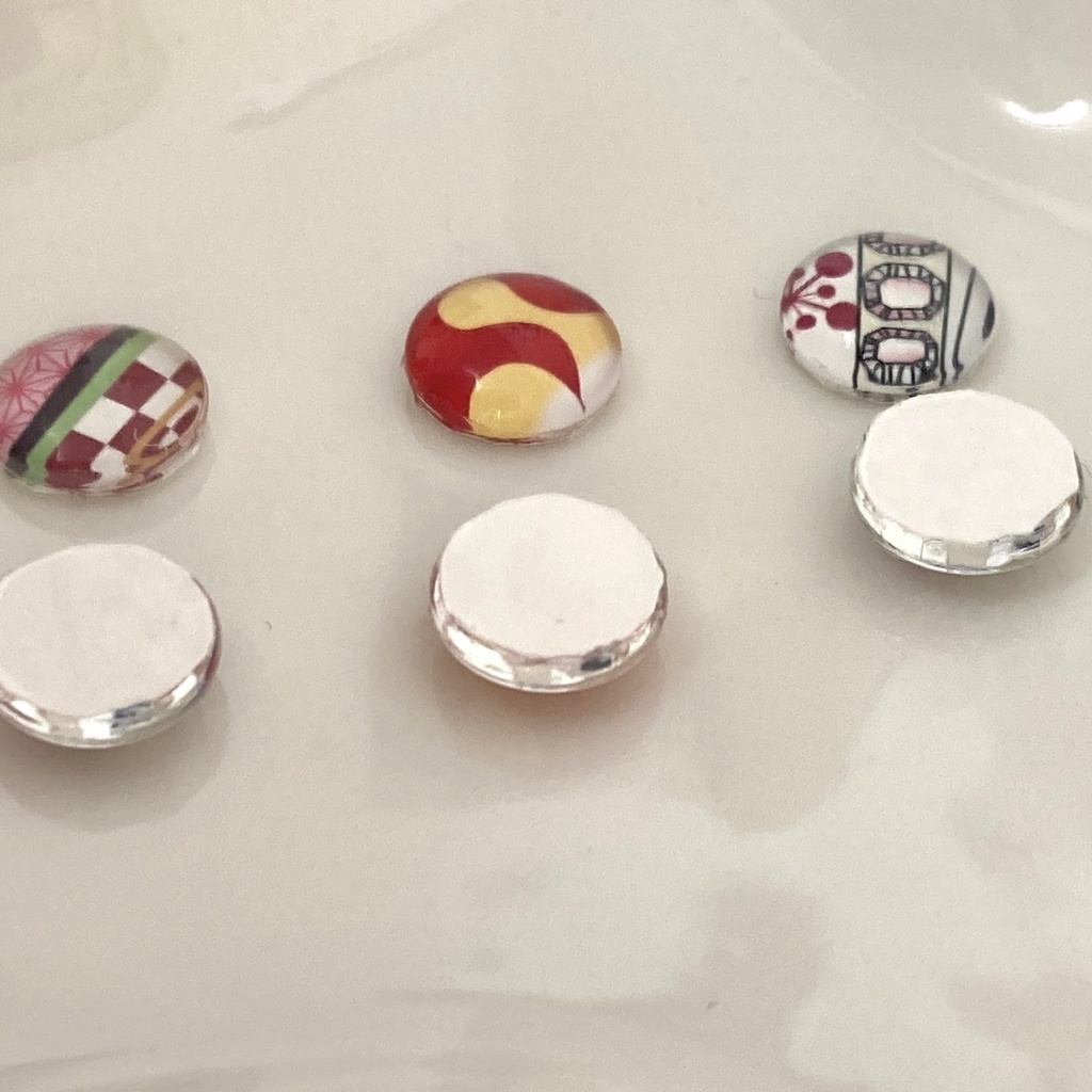 ★60鬼滅の刃★小ぶり♪ガラスカボション一粒スタッドピアス イヤリング 不死川実弥 しなずがわさねみ