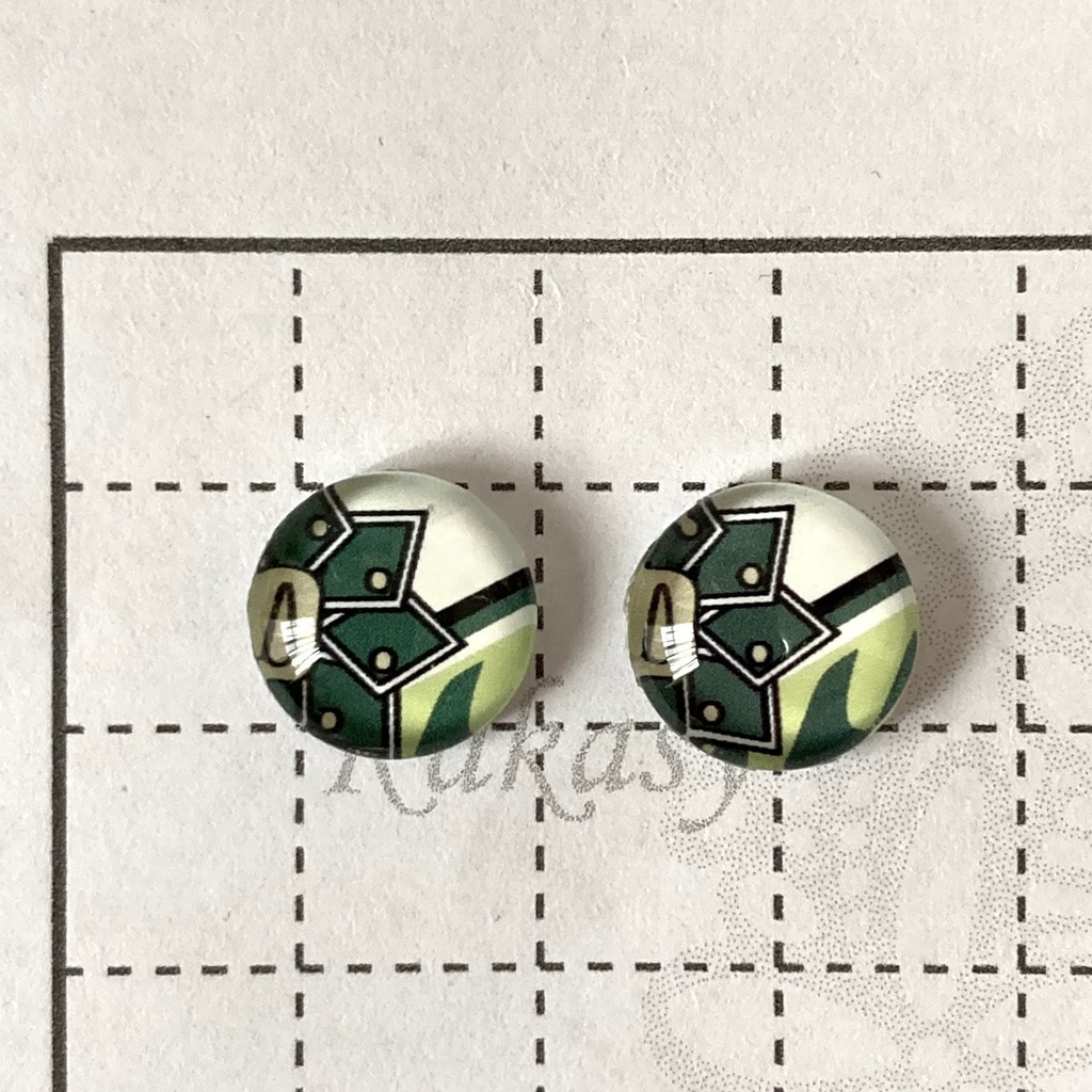 ★60鬼滅の刃★小ぶり♪ガラスカボション一粒スタッドピアス イヤリング 不死川実弥 しなずがわさねみ