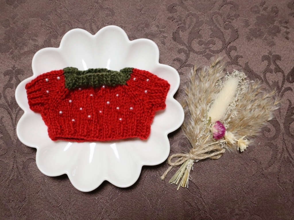 苺のニットセーター