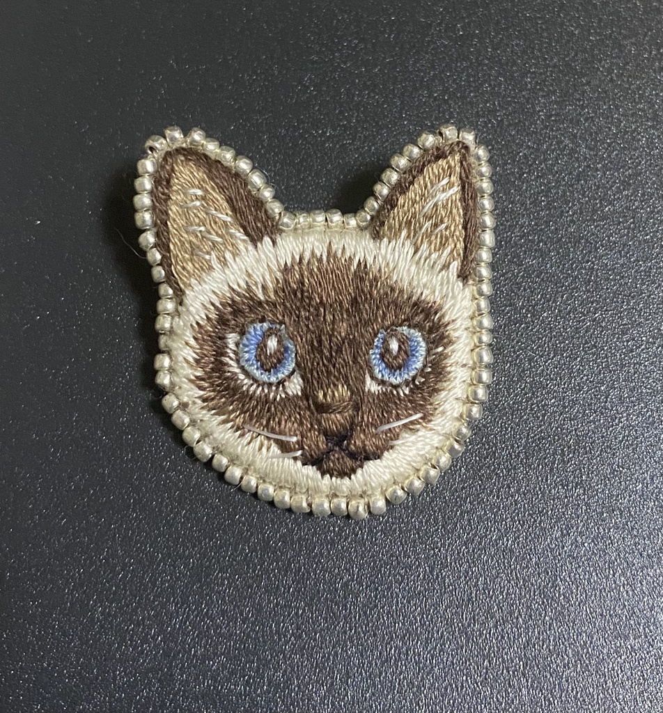 ビーズ刺繍 猫ブローチ V舌ペロ猫 - その他