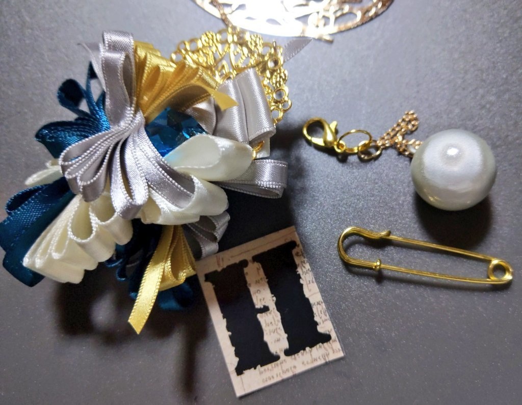 リボンアクセサリー兼ペンレスト