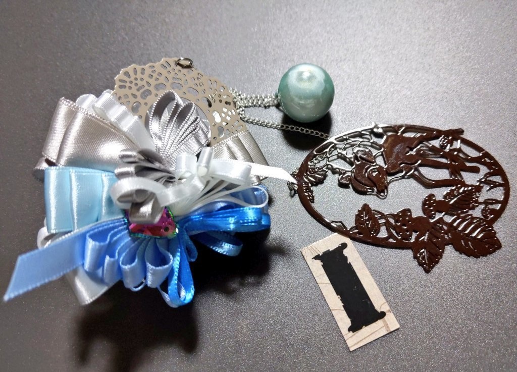 リボンアクセサリー兼ペンレスト