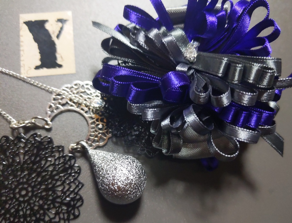 リボンアクセサリー兼ペンレスト