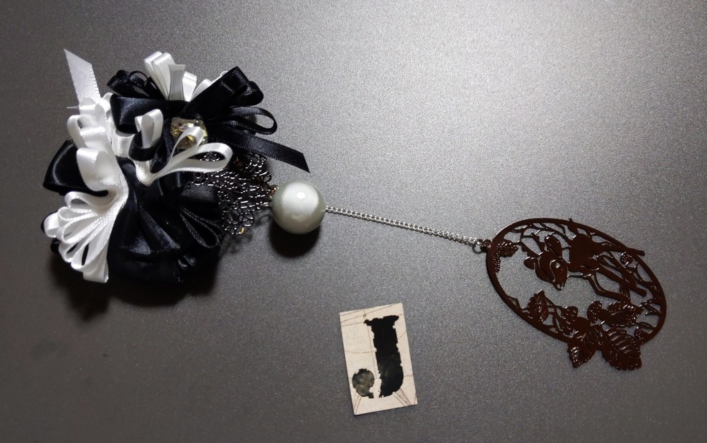 リボンアクセサリー兼ペンレスト