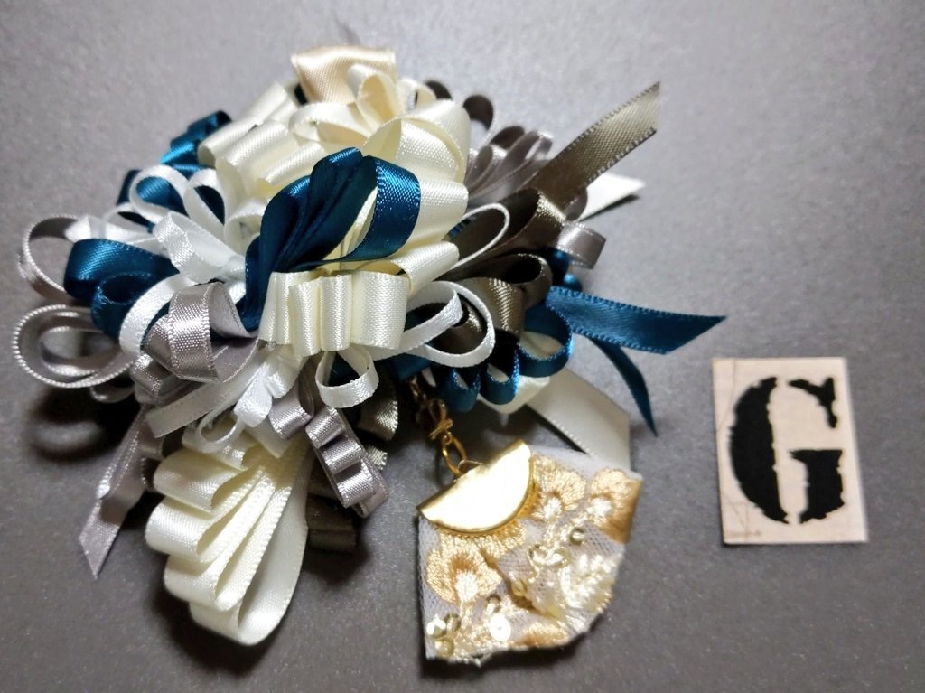 リボンアクセサリー兼ペンレスト