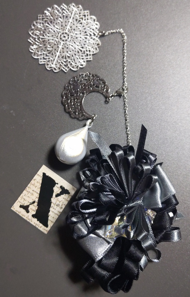 リボンアクセサリー兼ペンレスト