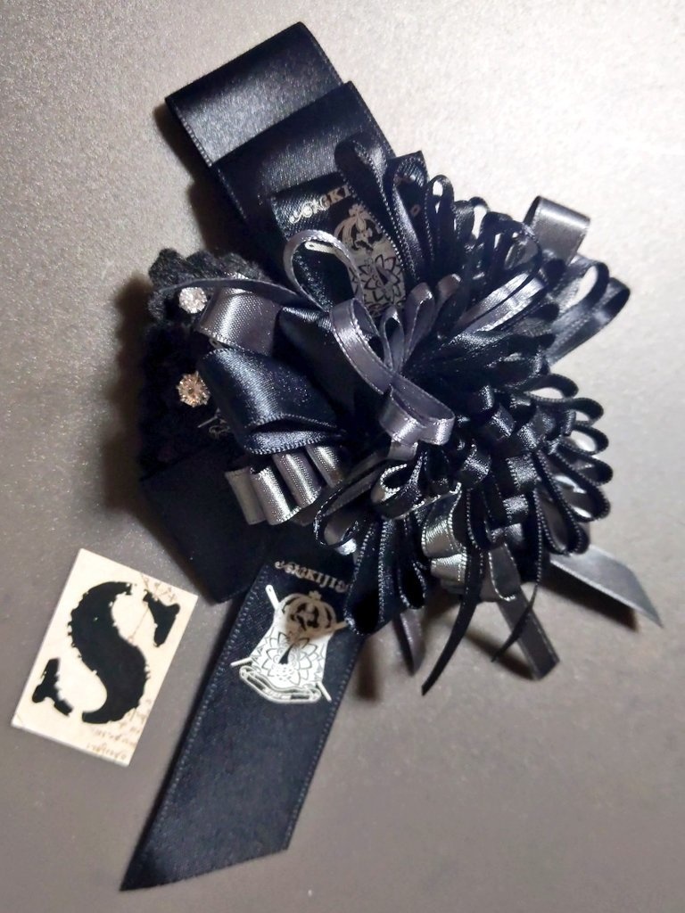 リボンアクセサリー兼ペンレスト