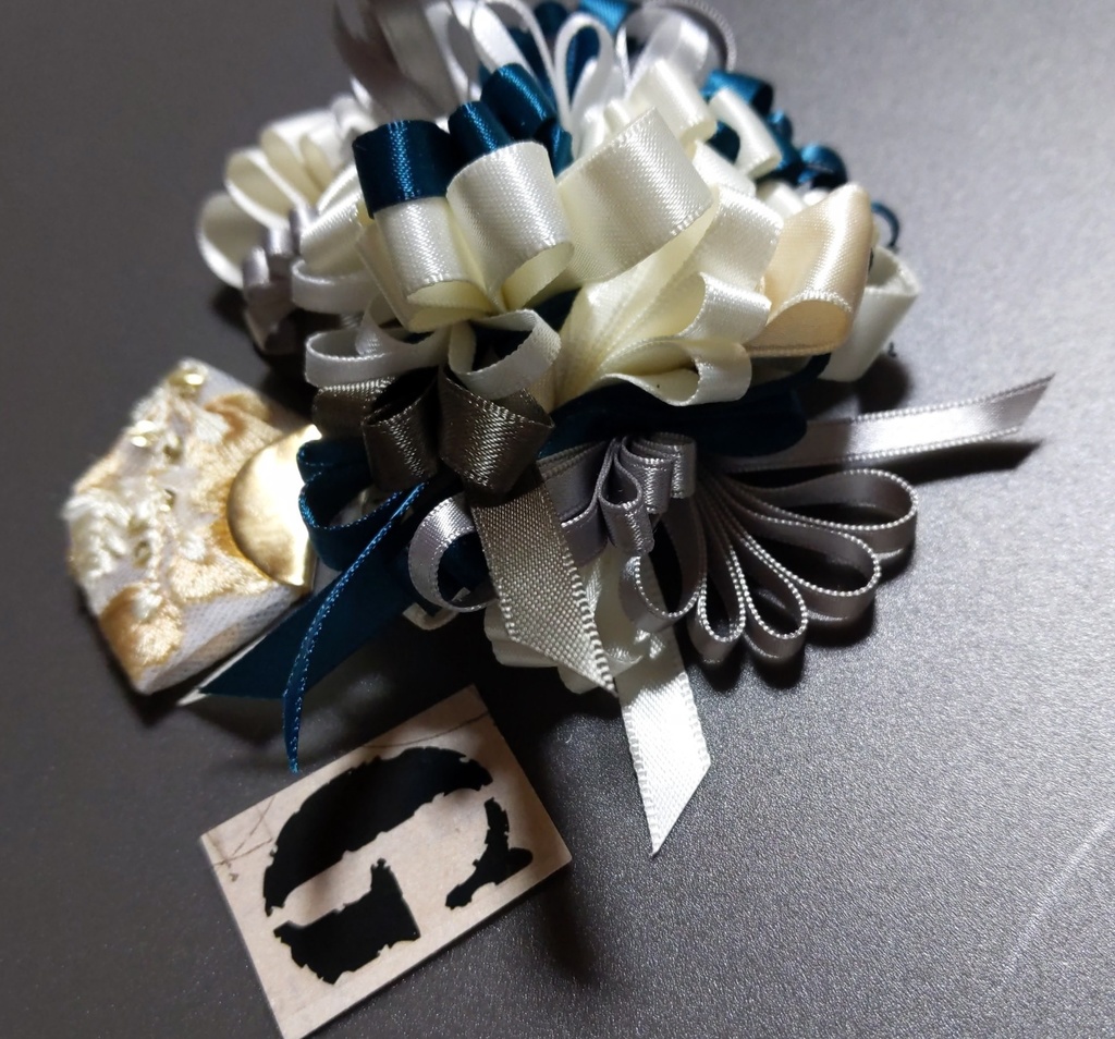 リボンアクセサリー兼ペンレスト