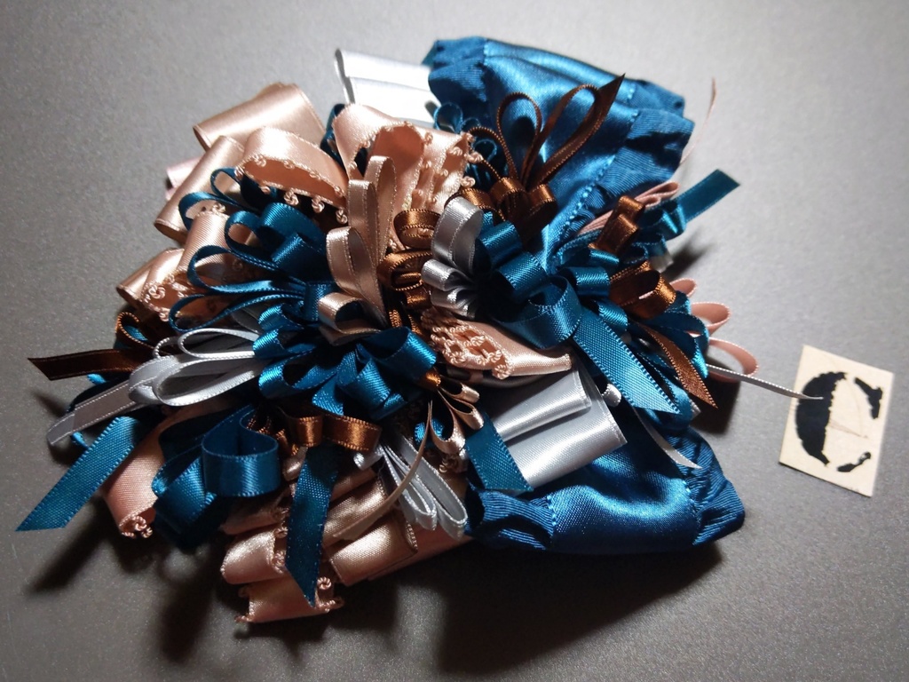 リボンアクセサリー兼ペンレスト