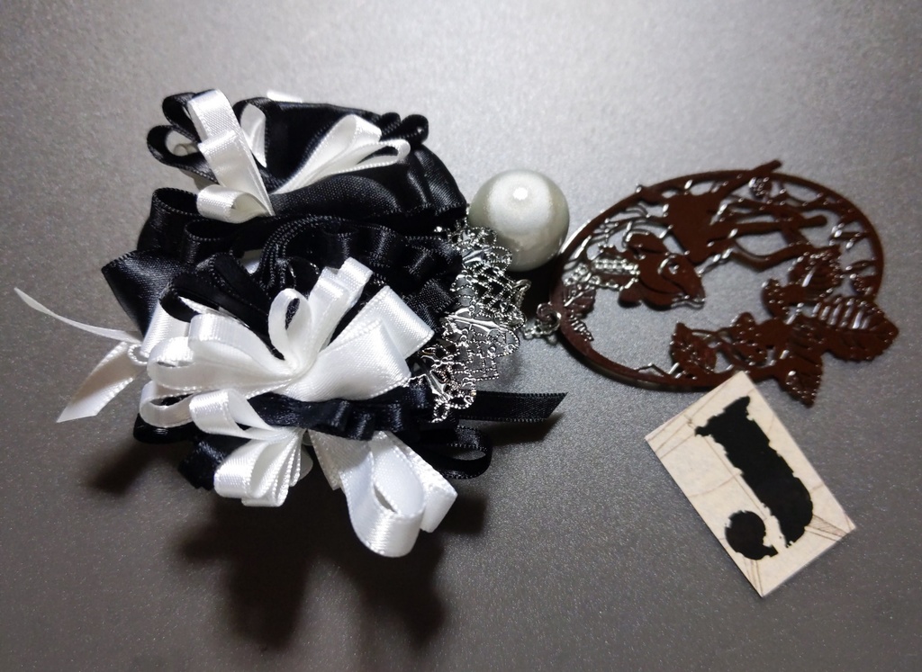 リボンアクセサリー兼ペンレスト