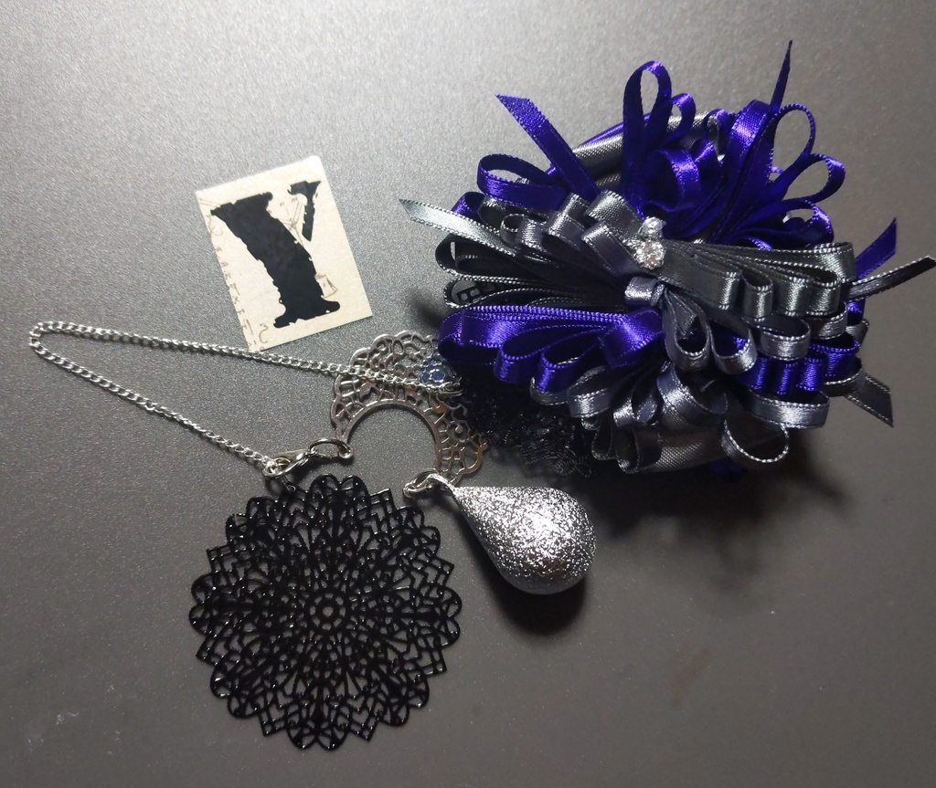 リボンアクセサリー兼ペンレスト