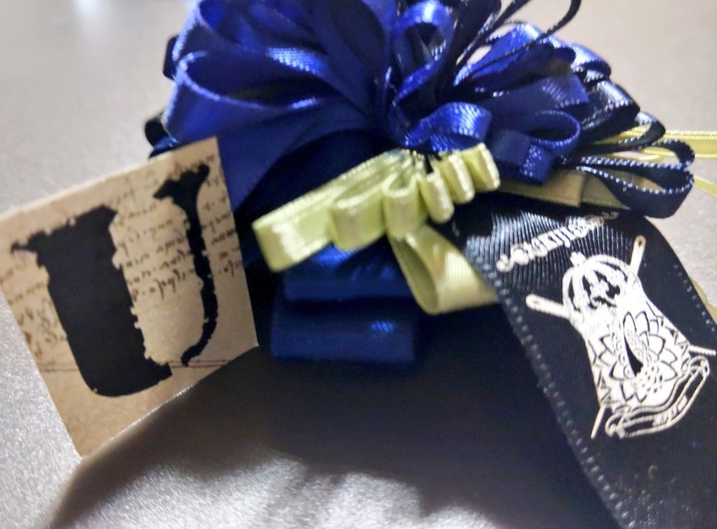 リボンアクセサリー兼ペンレスト