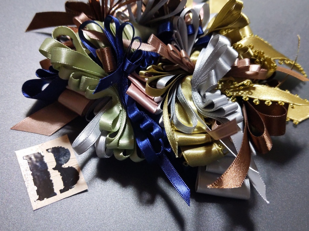 リボンアクセサリー兼ペンレスト