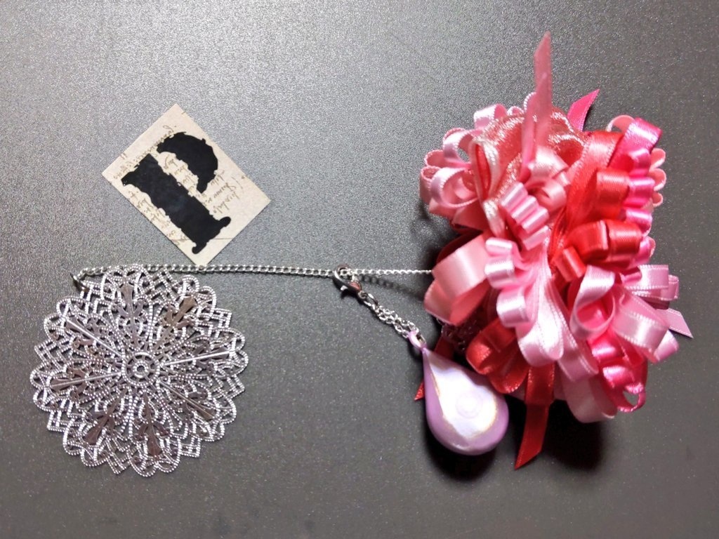 リボンアクセサリー兼ペンレスト