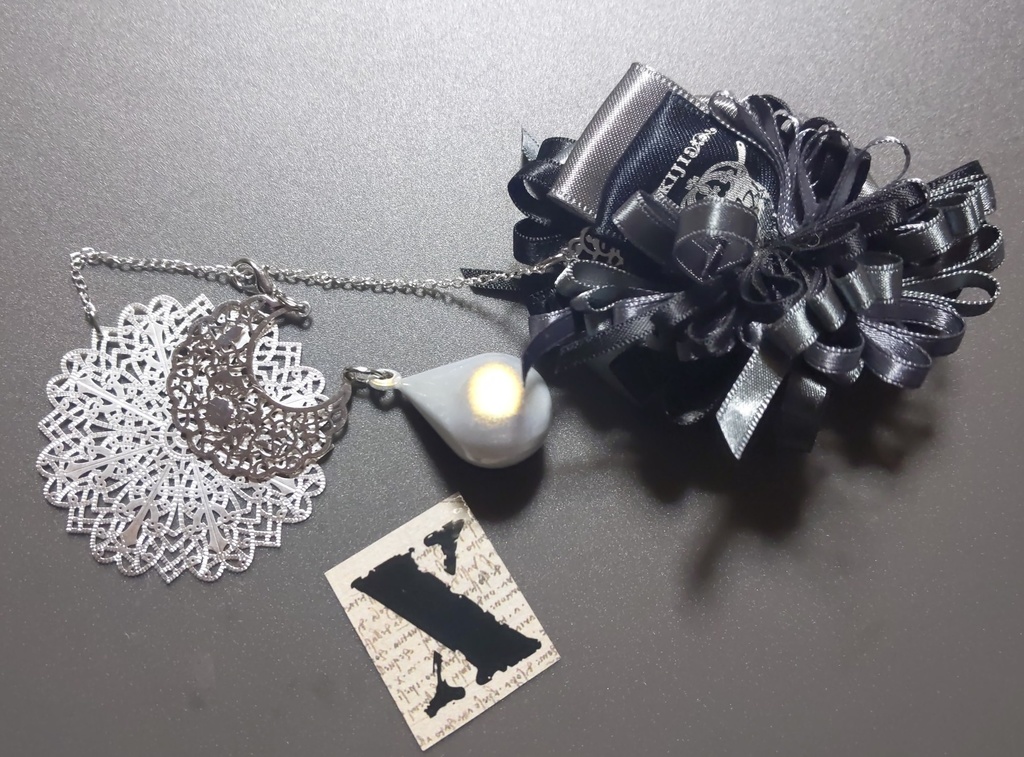 リボンアクセサリー兼ペンレスト