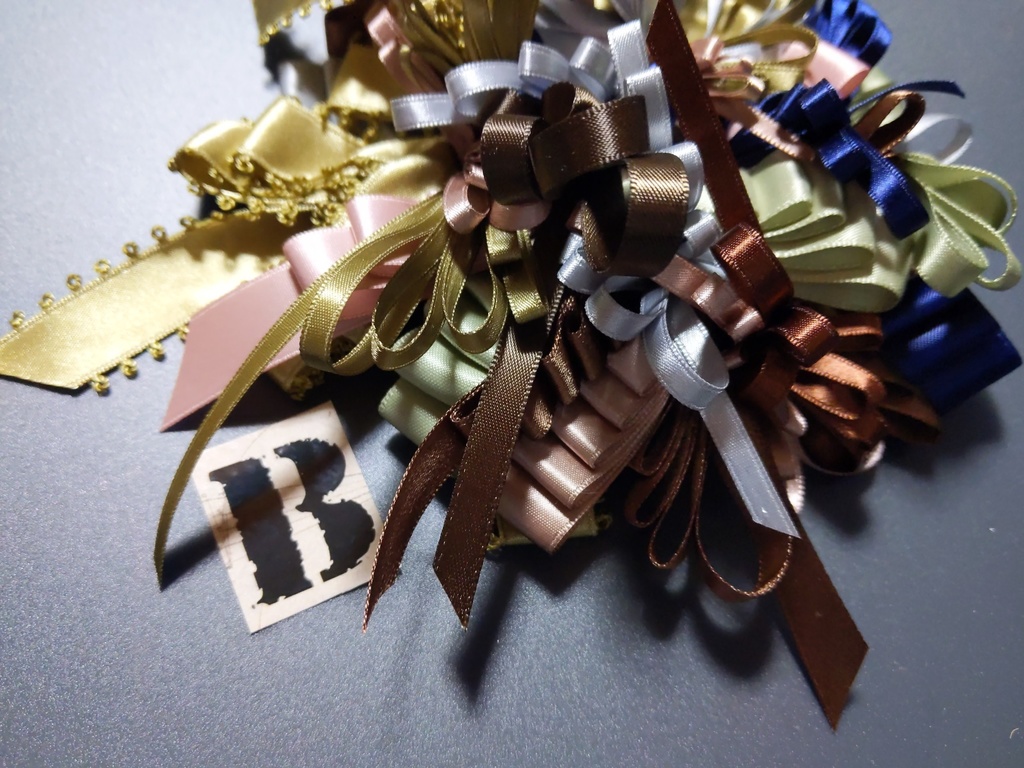 リボンアクセサリー兼ペンレスト