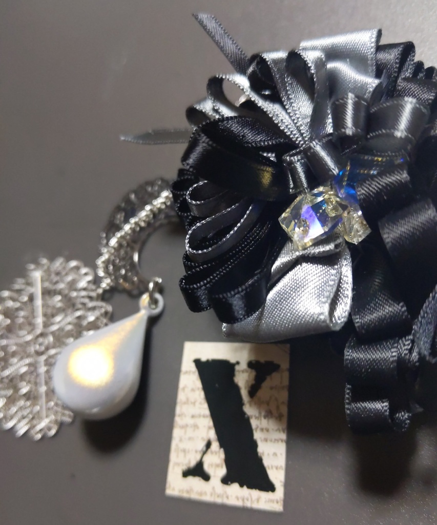 リボンアクセサリー兼ペンレスト