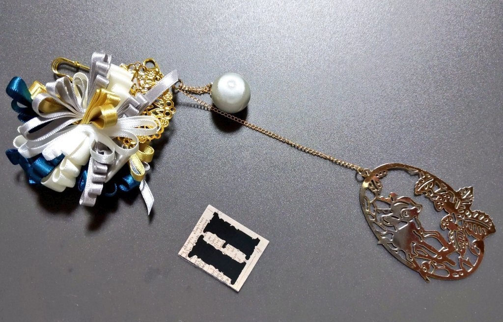 リボンアクセサリー兼ペンレスト