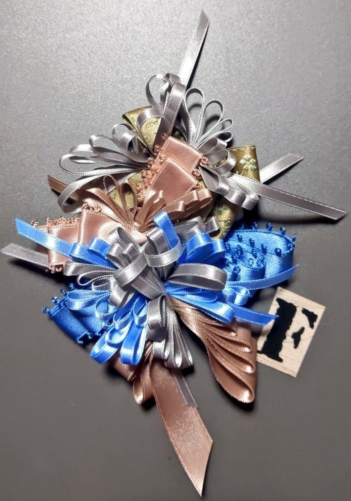 リボンアクセサリー兼ペンレスト