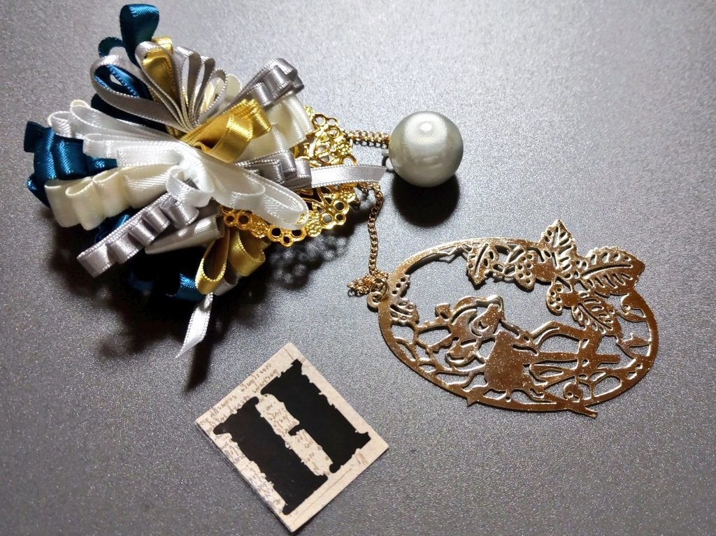 リボンアクセサリー兼ペンレスト