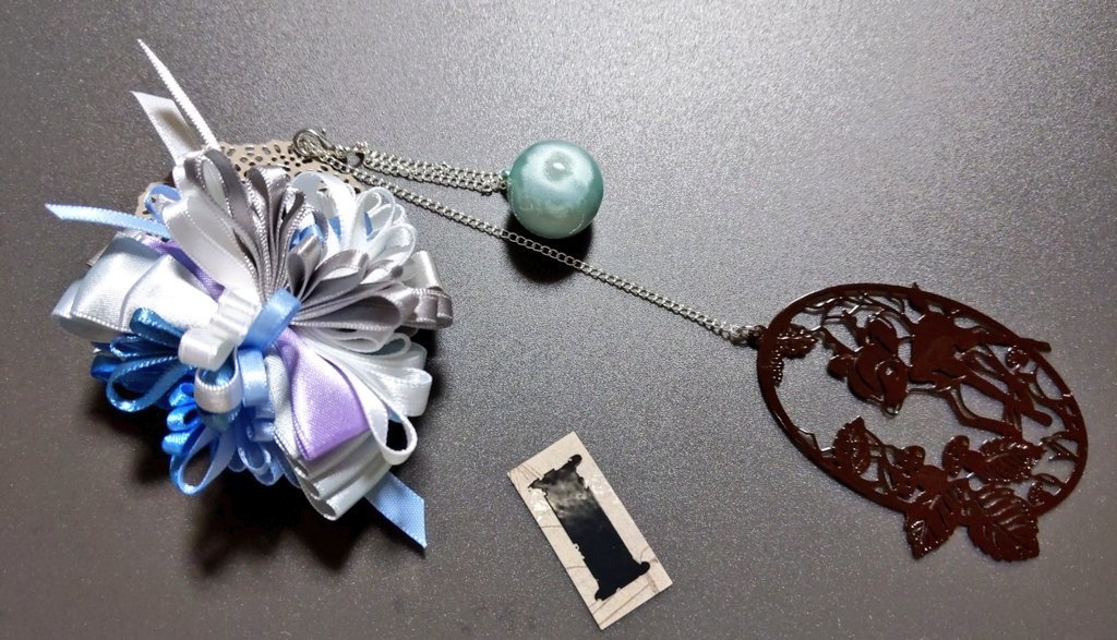 リボンアクセサリー兼ペンレスト