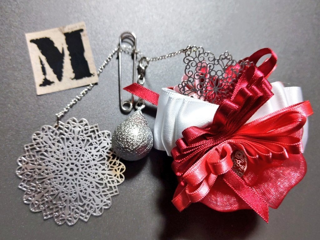 リボンアクセサリー兼ペンレスト