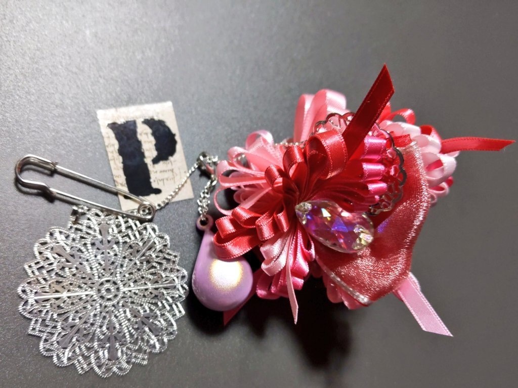 リボンアクセサリー兼ペンレスト