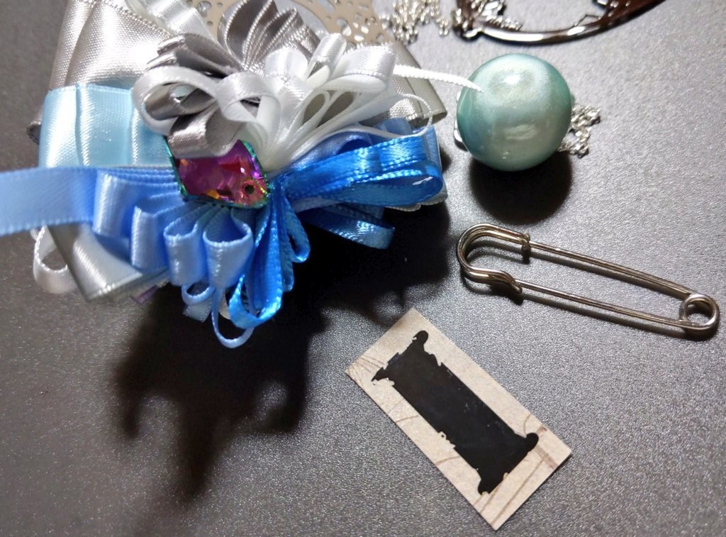 リボンアクセサリー兼ペンレスト