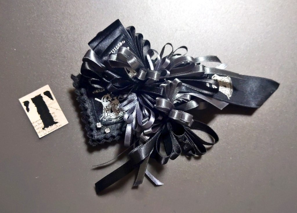 リボンアクセサリー兼ペンレスト