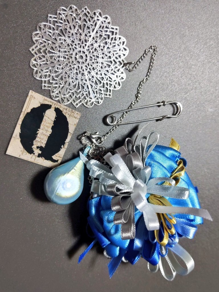 リボンアクセサリー兼ペンレスト