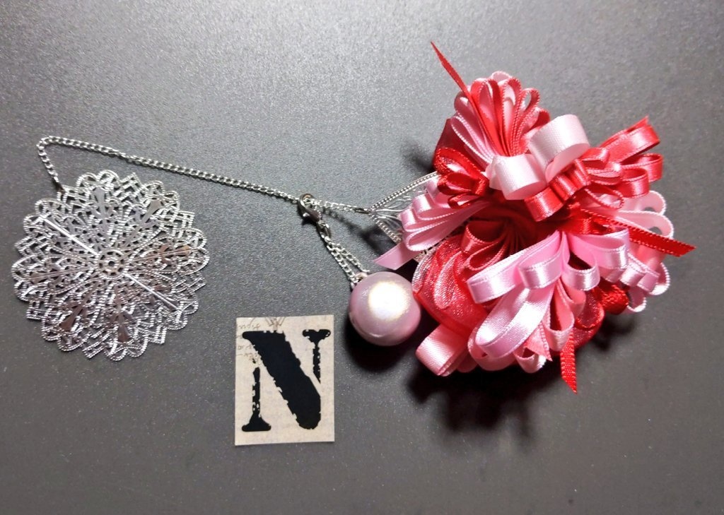 リボンアクセサリー兼ペンレスト