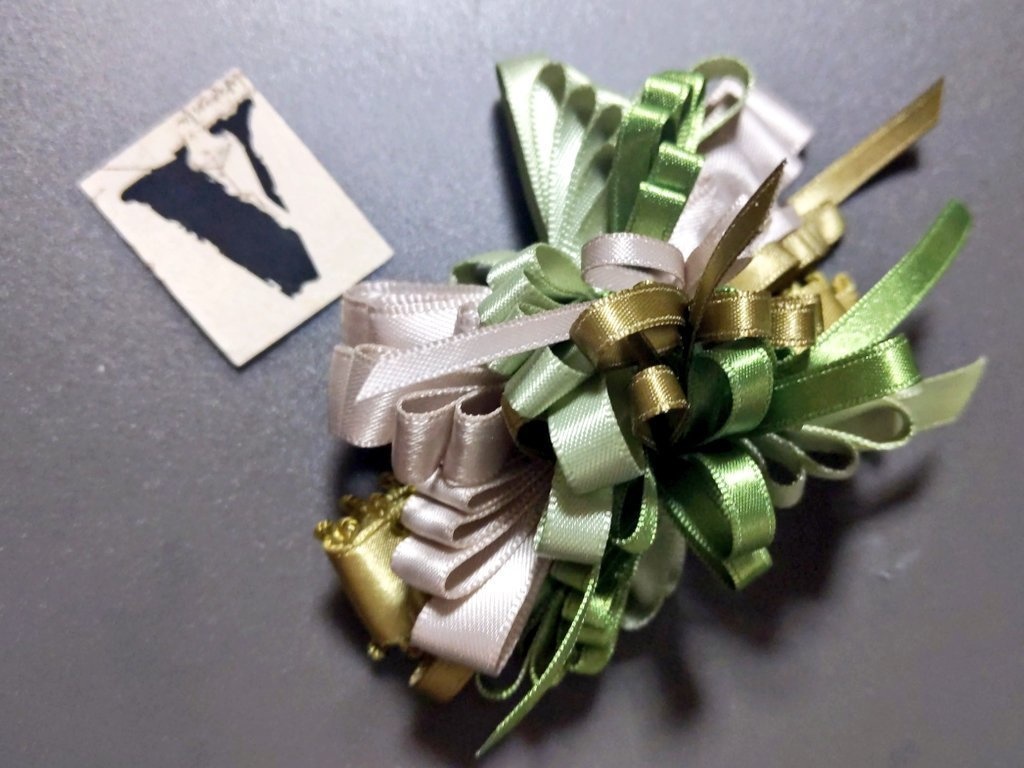 リボンアクセサリー兼ペンレスト