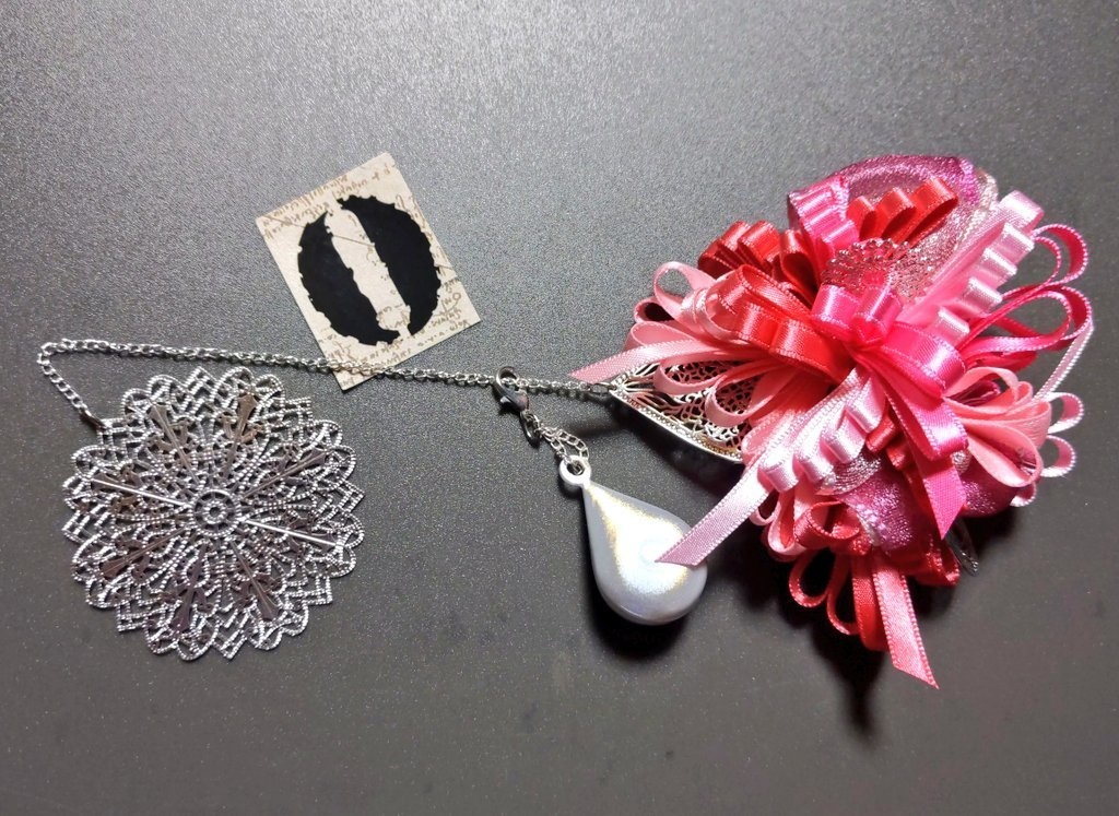 リボンアクセサリー兼ペンレスト